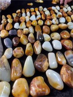 和田玉原石常出现 "阴阳面",这是自然形成的正常现象,并非瑕疵.同一原