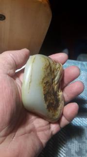 和田玉一面天使一面魔鬼的料子从原石到成品欣赏