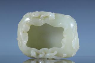 旧藏 和田玉螭龙洗子 尺寸:高4.9cm 长12.5cm宽9.5cm重399g 描述:这是